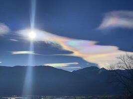 regenboog over- de Zwitsers bergen foto