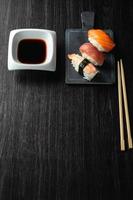 nigiri sushi op houten tafel in een Japans restaurant. kopieer ruimte en bovenaanzicht foto