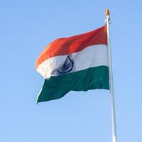 indiase vlag hoog op connaught plaats met trots in blauwe lucht, indiase vlag wapperen, indiase vlag op onafhankelijkheidsdag en republiek dag van india, tilt-up shot, wuivende indische vlag, har ghar tiranga foto