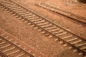 visie van trein spoorweg sporen van de midden- gedurende dag Bij Kathgodam spoorweg station in Indië, trein spoorweg bijhouden visie, Indisch spoorweg knooppunt, zwaar industrie foto