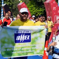 nieuw Delhi, Indië - oktober 15 2023 - vedanta Delhi voor de helft marathon ras na covid in welke marathon deelnemers over naar kruis de af hebben lijn, Delhi voor de helft marathon 2023 foto