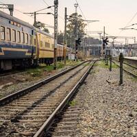 amritsar, Indië, februari 03 2024 - Indisch spoorweg trein Bij Amritsar spoorweg station platform gedurende ochtend- tijd, kleurrijk trein Bij amritsar, Punjab spoorweg station foto