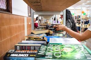 nieuw Delhi, Indië, september 09 2023 - verscheidenheid van boeken Aan plank binnen een boekenstalletje Bij Delhi Internationale boek eerlijk, selectie van boeken Aan Scherm in jaar- boek eerlijk. foto