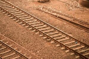 visie van trein spoorweg sporen van de midden- gedurende dag Bij Kathgodam spoorweg station in Indië, speelgoed- trein bijhouden visie, Indisch spoorweg knooppunt, zwaar industrie foto