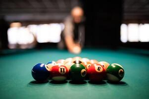 Mens voorbereidingen treffen naar breken bollen in biljart foto