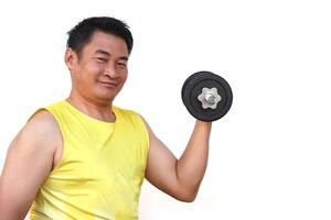 knap Aziatisch Mens liften halter gewichten, geïsoleerd Aan wit achtergrond. concept, oefening voor Gezondheid bodybuilding. versterken spier. gewicht hijsen. gezond levensstijl. werk uit maken sterk van lichaam. foto