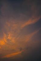 mooi keer bekeken van de zonsondergang lucht en zonsopkomst lucht met kleurrijk wolken foto