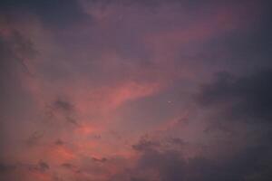 mooi keer bekeken van de zonsondergang lucht en zonsopkomst lucht met kleurrijk wolken foto