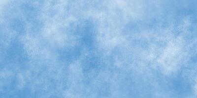 abstract mooi zacht bewolkt lucht blauw waterverf achtergrond met klein wolken, geschilderd gevlekt blauw achtergrond met wijnoogst blauw papier textuur, wit wolk en blauw lucht wolken, turkoois textuur. foto