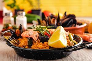 traditionele Spaanse paella met zeevruchten foto