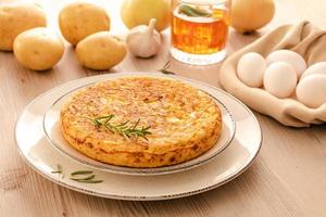 Spaanse omelet met aardappelen en ui, typisch Spaanse keuken. tortilla spanola. foto