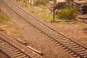 visie van trein spoorweg sporen van de midden- gedurende dag Bij Kathgodam spoorweg station in Indië, trein spoorweg bijhouden visie, Indisch spoorweg knooppunt, zwaar industrie foto