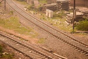 visie van trein spoorweg sporen van de midden- gedurende dag Bij Kathgodam spoorweg station in Indië, trein spoorweg bijhouden visie, Indisch spoorweg knooppunt, zwaar industrie foto