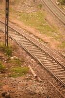 visie van trein spoorweg sporen van de midden- gedurende dag Bij Kathgodam spoorweg station in Indië, trein spoorweg bijhouden visie, Indisch spoorweg knooppunt, zwaar industrie foto