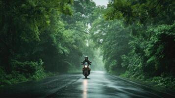 ai gegenereerd een motor bestuurder navigeren door de regen Aan een dicht met bomen omzoomd weg, de glinsterende regendruppels en weelderig gebladerte creëren een boeiend sfeer van van de natuur omhelzing foto