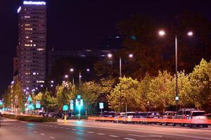 licht strepen en sporen van beweging in de stad foto