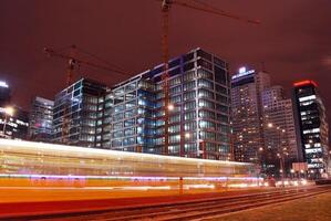 zwervend auto met vervagen licht door stad Bij nacht foto