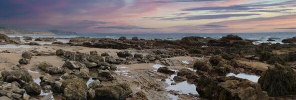 Californië kust- tidepool strand Bij zonsondergang panorama foto