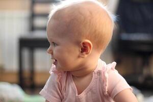 portret van een 8 maand oud meisje foto