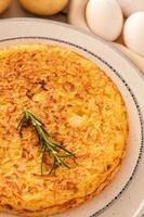 Spaanse omelet met aardappelen en ui. tortilla espanola foto