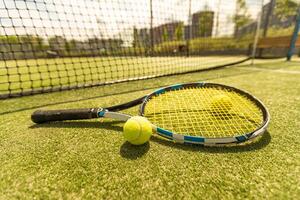 tennis racket met een tennis bal Aan een tennis rechtbank foto