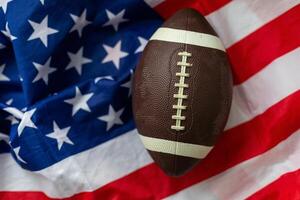 Amerikaans Amerikaans voetbal bal. Amerikaans Amerikaans voetbal met Amerikaans vlag. donker achtergrond. team sport concept. kopiëren ruimte. ruimte voor tekst. Amerikaans Amerikaans voetbal achtergrond. Amerika voetbal bal. foto