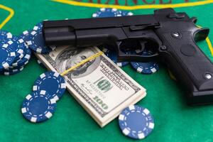 poker kaarten Koninklijk doorspoelen, contant geld geld dollar rekeningen. gokken, casino chips, dobbelstenen. casino Munten, gaming chips, cheques, of cheques Aan groen tafel in casino club. foto