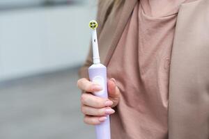 elektrisch tandenborstel geïsoleerd Aan een wit achtergrond foto