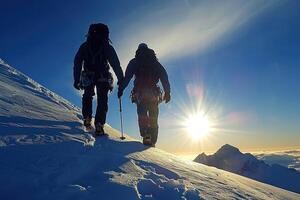 ai gegenereerd silhouetten van klimmers tegen oogverblindend zonlicht Aan berg. de silhouetten van twee klimmers zijn strak tegen de briljant zonlicht breken over- de berg piek. foto