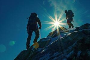 ai gegenereerd silhouetten van klimmers tegen oogverblindend zonlicht Aan berg. de silhouetten van twee klimmers zijn strak tegen de briljant zonlicht breken over- de berg piek. foto