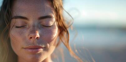 ai gegenereerd sereen vrouw met sproeten genieten van vredig moment. detailopname van een sereen jong vrouw met sproeten, ogen gesloten, genieten van een vredig moment in natuurlijk zonlicht. foto