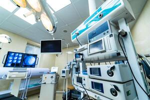 medisch apparaten en industrieel lampen in chirurgie kamer van modern ziekenhuis. interieur ziekenhuis ontwerp concept foto