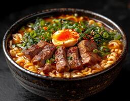 ai gegenereerd traditioneel Japans shoyu ramen met rundvlees eieren en groenten in kom Aan zwart achtergrond foto
