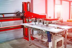 productie van zonne- panelen. industrieel robot werken in fabriek foto