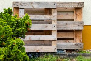 een euro pallet staand in voorkant van een huis muur foto