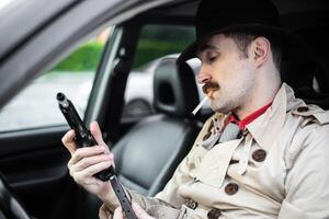 detective klaarmaken zijn geweer terwijl aan het wachten in zijn auto foto