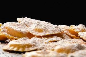 Italiaanse ravioli koken op houten tafel. bovenaanzicht met kopie ruimte. foto