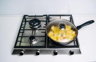 frituren aardappelen in een pan met olie foto