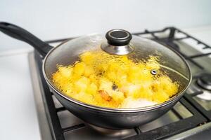 gebakken aardappelen in een frituren pan foto