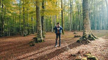 jongen wandelingen met vr kijker in de bergen in herfst foto