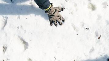 hand- met handschoenen aanraken sneeuw foto