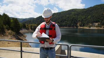 ingenieur met wit helm en reflecterende hesje foto