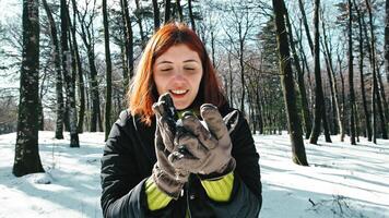 meisje Holding en spelen met sneeuw in haar handen met handschoenen foto