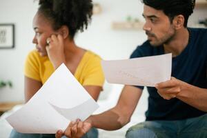 verdrietig vrouw zittend in bed in voorkant van haar echtgenoot. depressief Afro-Amerikaans vrouw zittend in bed met haar echtgenoot. de concept van een koppel probleem. familie problemen foto