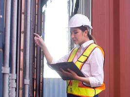 arbeid vrouw vrouw persoon mensen menselijk veiligheid helm arbeid dame verslag doen van tablet richten vinger vrolijk houder importeren exporteren lading logistiek bestellen controleren lijst controle doos bouw bedrijf baan foto