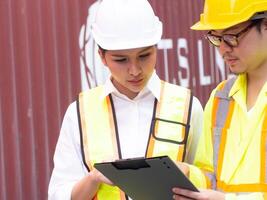 vrouw mannetje vrouw Mens mensen persoon menselijk wit geel harde hoed helm veiligheid kijken zien kijk maar verslag doen van informatie document houder importeren exporteren leiderschap bouw bedrijf importeren exporteren industrie foto