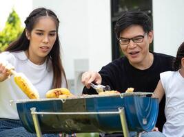 familie vader moeder zoon kind meisje vrouw mannetje persoon mensen menselijk barbecue bbq voedsel gelukkig vakantie vakantie glimlach Koken aan het eten buitenshuis huis huis genot mooi mooi natuur ouder ontspanning foto