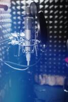 professioneel microfoon in de opname studio. musical concept. microfoon Aan fase. foto