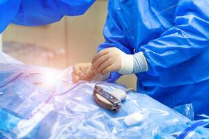 specialisten in medisch uniform zijn aan het doen een operatie in ziekenhuis foto