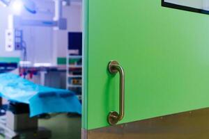 Gesloten deuren in de in werking kamer. modern chirurgisch kliniek foto